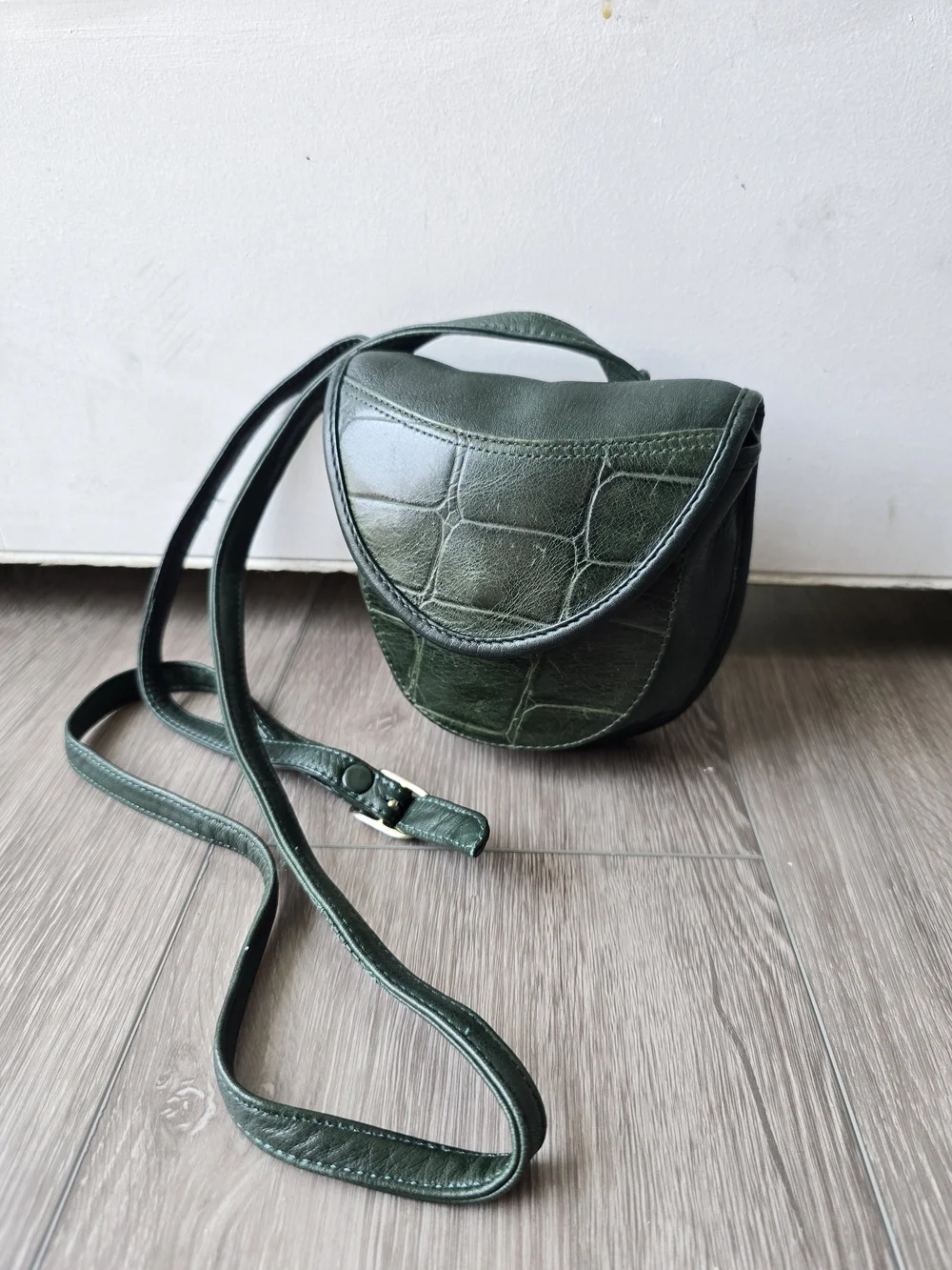 Vintage 90s Green Leather Croc Embossed Mini Saddle Bag Crossbody Charter Club